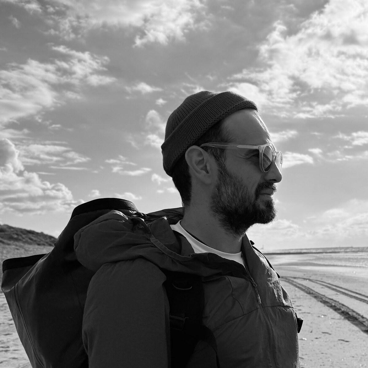 Muhlis Karaca im Profil am Strand