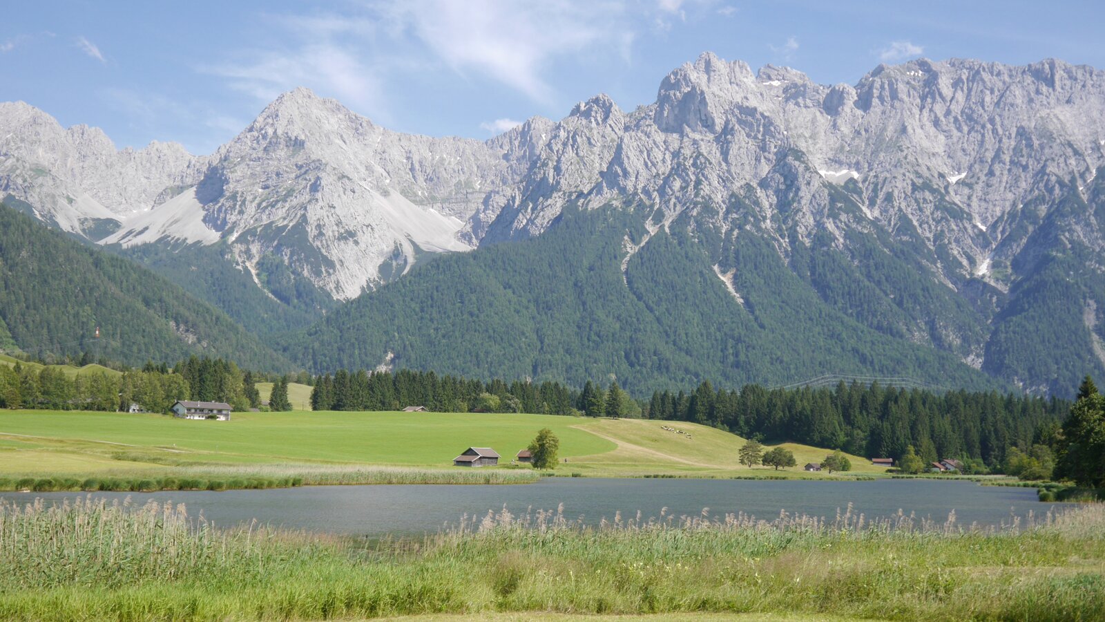 Kalksteingipfel mit Weiher im Vordergrund, eine echte Aufnahme aus dem Werdenfelser Land